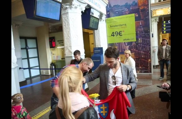 VIDEO kadras: Vaido Baumilos ir Monikos Linkytės sutikimas oro uoste