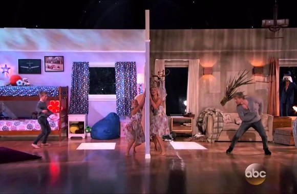 VIDEO kadras: Julianne Hough ir jos brolio Dereko Hough pasirodymas „Dancing With the Stars“ finale