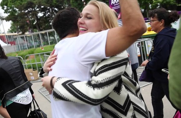 VIDEO kadras: Spalvinga tūkstantinė gerbėjų minia rinkosi i \"Eurovizijos\" antrąjį pusfinalį