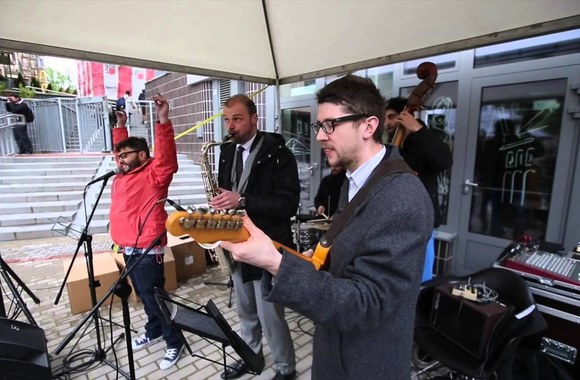 VIDEO kadras: Vilniuje atidengtas paminklas skirtas Johnui Lennonui