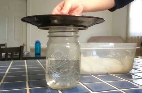 VIDEO kadras: Eksperimentas: kaip stiklainyje sukelti lietų