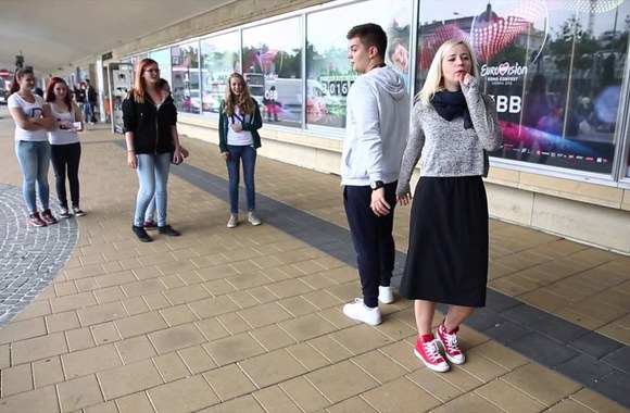 VIDEO kadras: Lietuvių dueto pritariantieji vokalistai repetuoja ir viešbučio kieme