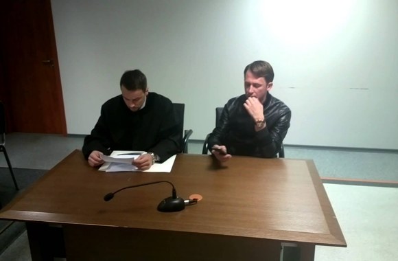 VIDEO kadras: Egidijus Dragūnas atvyko į teismą be dokumento