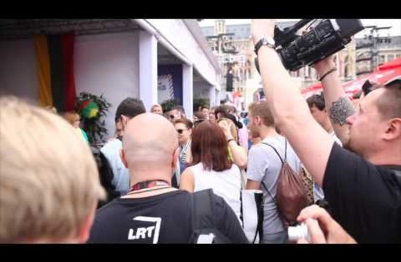 VIDEO kadras: Vaidas Baumila ir Monika Linkytė „Eurovizijos“ kaimelyje susitiko su lietuviais