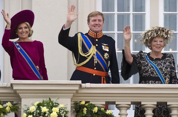 Iš kairės: Nyderlandų princesė Maxima, princas Williamas Alexanderis ir karalienė Beatrix