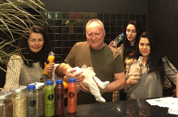 Aleksandras Ivanauskas-Fara su žmona ir jų dukra Jurgita Liukaitienė su trečiąja atžala