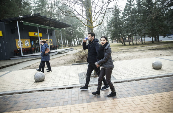 Ugnė Skonsmanaitė su Norbertu Faktorovičiumi pastebėti laiką leidžiantys pajūryje/2016 m. kovas