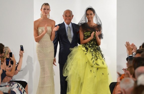Dizaineris Oscaras De La Renta su manekenėmis Karlie Kloss ir Joan Smalls