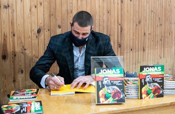 Lino Kunigėlio knygos „Jonas Valančiūnas. Su kamuoliu paskui svajonę" pristatymas / Pauliaus Peleckio / „ŽMONĖS Foto" nuotr.