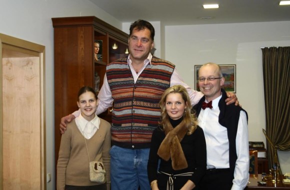 (Iš kairės) K.Vitkaus anūkė Austėja Elžbieta Degutytė, Arvydas Sabonis, profesoriaus dukra Vita Vitkutė-Degutienė ir prof.K.Vitkus