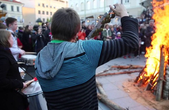 VIDEO kadras: Gatvės muzikos dieną Vilniuje uždarė mušamųjų improvizacija „Drum2gether“