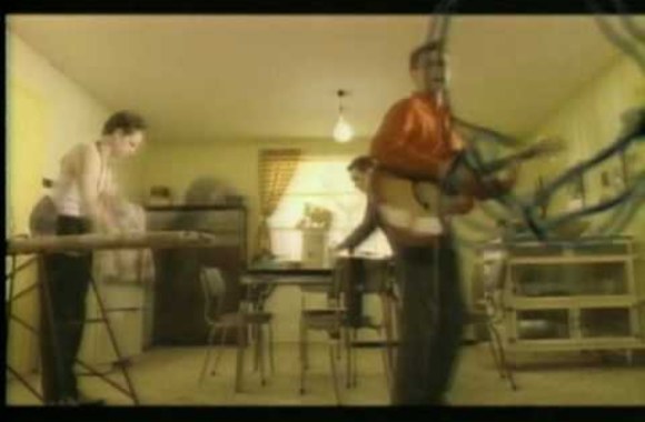 VIDEO kadras: Crowded House - Don\'t Dream It\'s Over