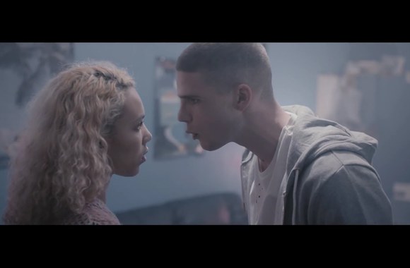 VIDEO kadras: Delilah - Breathe [Official Music Video]