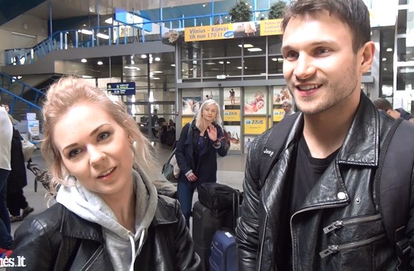VIDEO kadras: Puikios nuotaikos Vaidas Baumila ir Monika Linkytė išlydėti Vieną