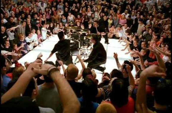 VIDEO kadras: Papa Roach - Last Resort (Squeaky-clean Version)