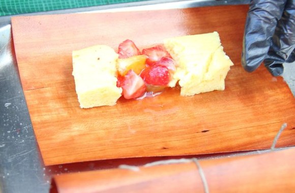 Grilyje kepamas desertas.