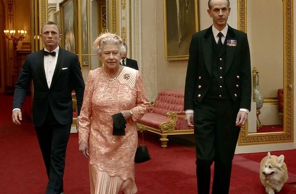 Karalienė Elizabeth II ir aktorius Danielis Craigas