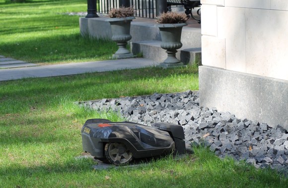 Krepšininkas Ramūnas Šiškauskas vejos puoselėjimą patikėjo robotui