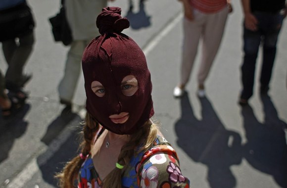 „Pussy Riot“ gerbėja prie teismo