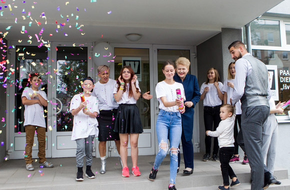 Prezidentė Dalia Grybauskaitė ir Jonas Valančiūnas atidarė paauglių dienos centrą