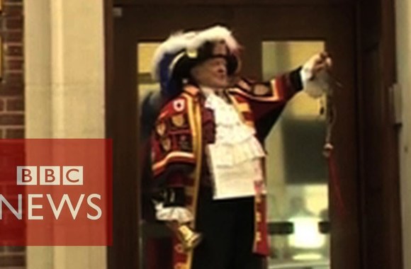 VIDEO kadras: Neoficialus miesto šauklys praneša apie princesės gimimą