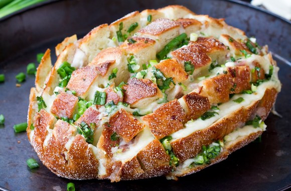 VIDEO kadras: „Žydinti“ duona su sūriu ir svogūnų laiškais