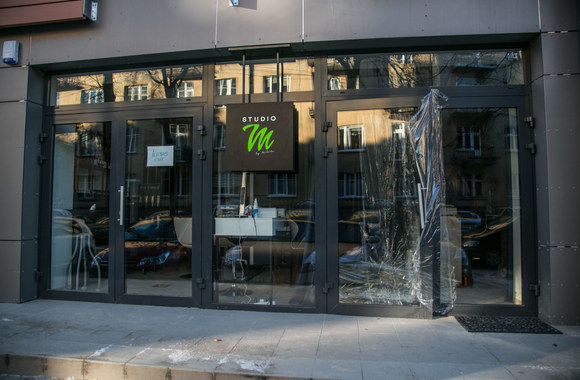 Išlaužtos grožio salono „Studio M“ durys 