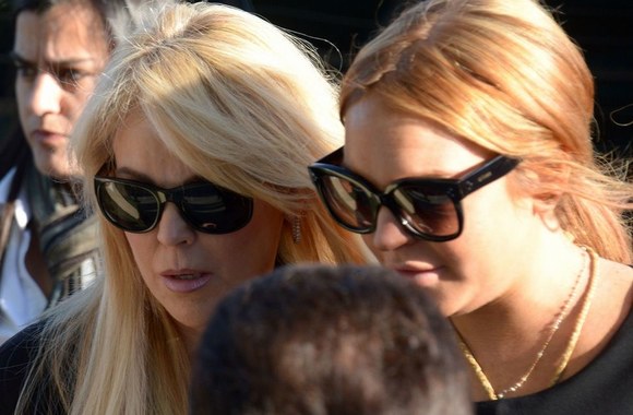 Lindsay Lohan (dešinėje) su mama Dina