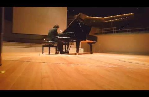 VIDEO kadras: Victor Paukstelis. Berliner Philharmoniker Kammermusiksaal. \'Recital of Restless Paintings\'. 2015.