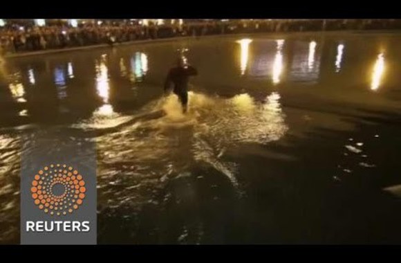 VIDEO kadras: Kanye West mobbed by fans after jumping into lake in Armenia