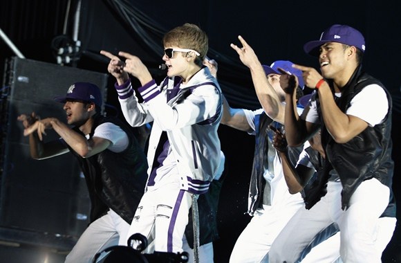 Justinas Bieberis (centre)