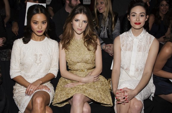 Jamie Chung, Anna Kendrick ir Emmy Rossum Monique Lhuillier kolekcijos pristatyme