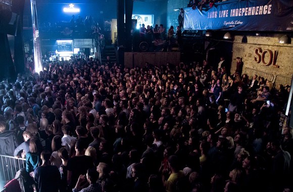 „Glass Animals“ koncerto akimirka