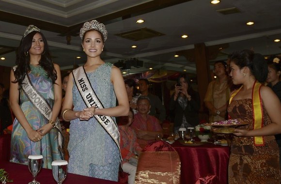 „Mis Visata“ Olivia Culpo (antra iš kairės) ir „Mis Indonezija 2011“ Maria Selena