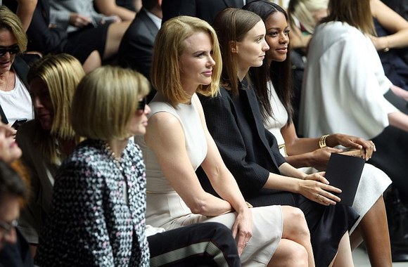 Aktorė Nicole Kidman (viduryje) ir amerikietiškojo „Vogue“ redaktorė Anna Wintour (kairėje)