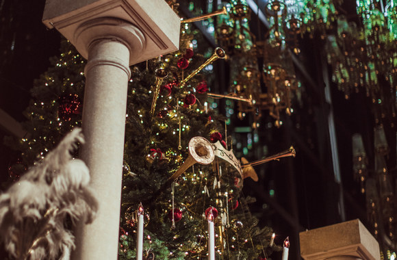 Manto Petruškevičiaus puošta LNOBT eglutė / „AA Studio Photography“ nuotr.