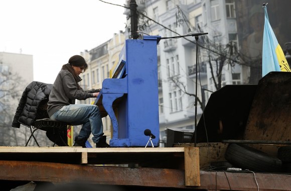 Ruslana Lyžičko groja pianinu Kijeve