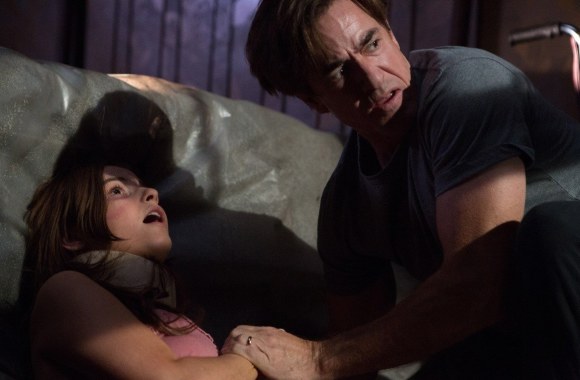 Stefanie Scott ir filme Dermotas Mulroney „Tūnąs tamsoje: trečia dalis“