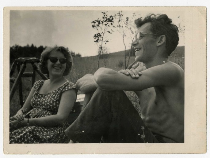 Jonas Gricius su būsima žmona Dalia pradėjo draugauti filmuojant „Kanonadą“, kaip prisimena operatoriaus žmona – be gėlių, be pasimatymų, 1961 m. / Algimanto Mockaus nuotr.