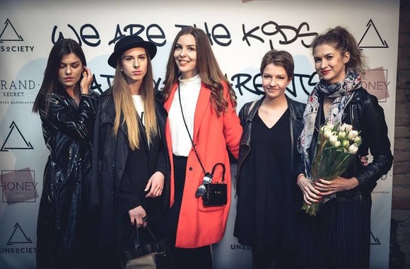 Sausakimšame naktiniame klube jaunieji dizaineriai atskleidė mados paslaptį