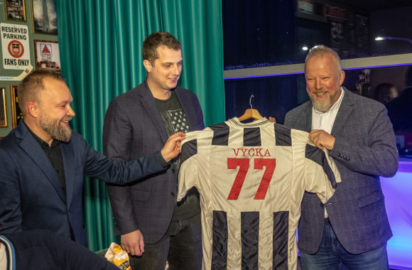 Žvaigždžių futbolos klubas „Prelegentai“ pristatė naują aprangą/Organizatorių nuotr.