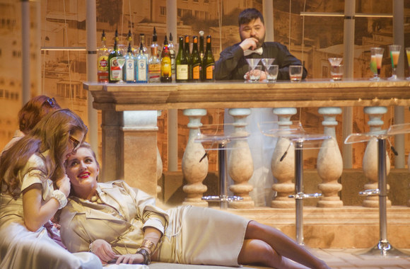 Akimirkos iš operos „Visos jos tokios“