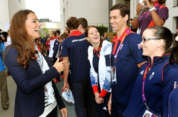 Kembridžo hercogienė Catherine (kairėje) ir dviratininkė Victoria Pendleton (dešinėje)