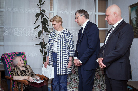 VU „Grįžtančios atminties“ diplomas įteiktas Esterai Klabinaitei Grobman