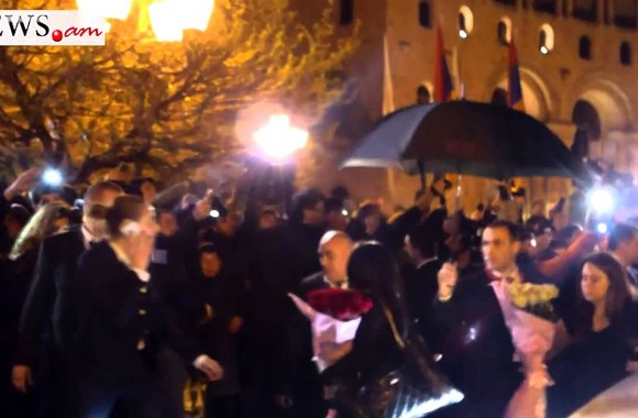 VIDEO kadras: Kim Kardashian given warm welcome near hotel Marriott in Armenia