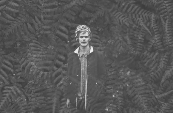 VIDEO kadras: GARBANOTAS BOSISTAS - Places, Planes and Trains