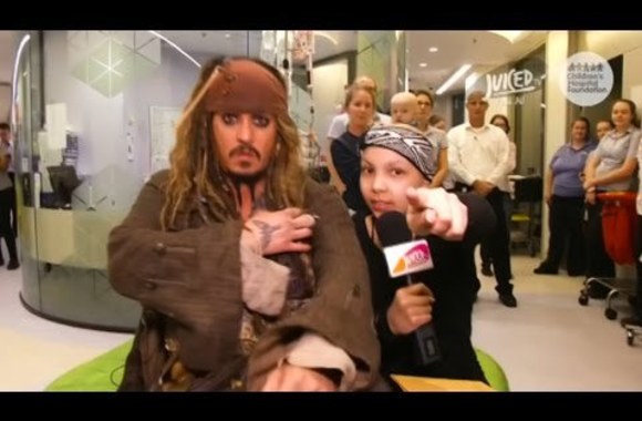 johnny-depp-surprises-sick-children-in-australian-hospital