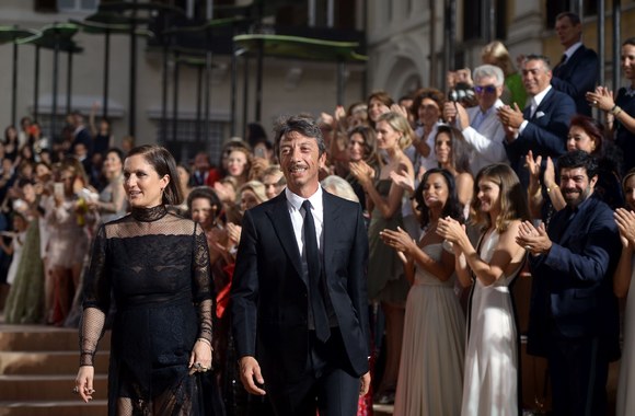 „Valentino“ mados namų dizaineriai aria Grazia Chiuri (kairėje) ir Pier Paolo Picciolo