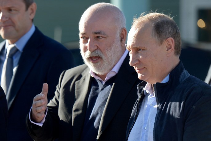  Viktoras Vekselbergas ir Vladimiras Putinas / „Scanpix“ nuotr.