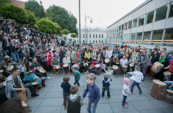 Jubiliejinę Gatvės muzikos dieną Vilniuje vainikavo „Drum2gether“ improvizacija